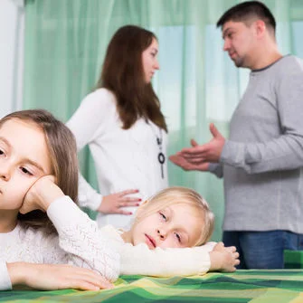 Familiendiskussion, müde Kinder